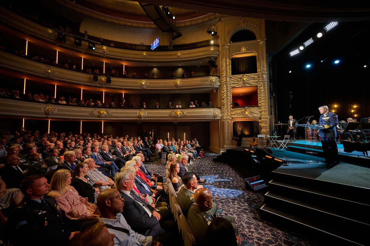 Koning Willem-Alexander spreekt het publiek in de Koninklijke Schouwburg toe.