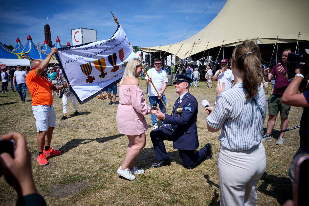 Een luchtmachtmilitair knielt voor zijn vriendin voor een huwelijksaanzoek.