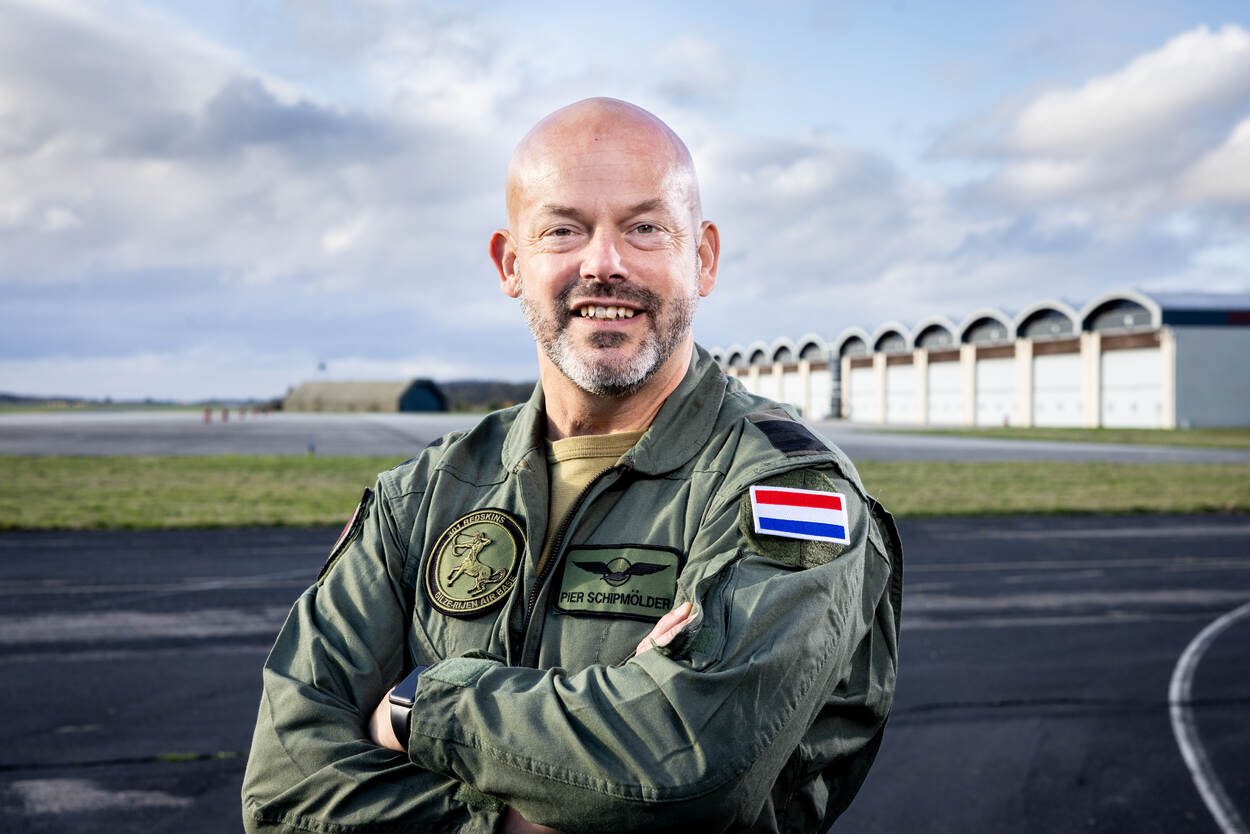 Commodore Pier Schipmölder voor een aantal hangars.