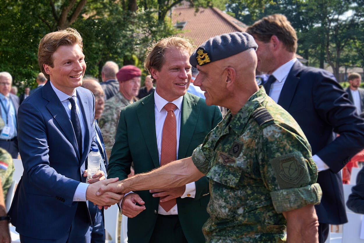 C-LSK Steur schudt de hand van de minister van Defensie.