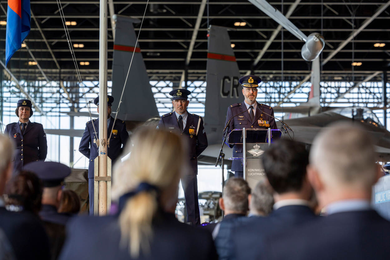 Plaatsvervangend Commandant Luchtstrijdkrachten generaal-majoor Robert Adang spreekt de aanwezigen vanaf een podium toe.