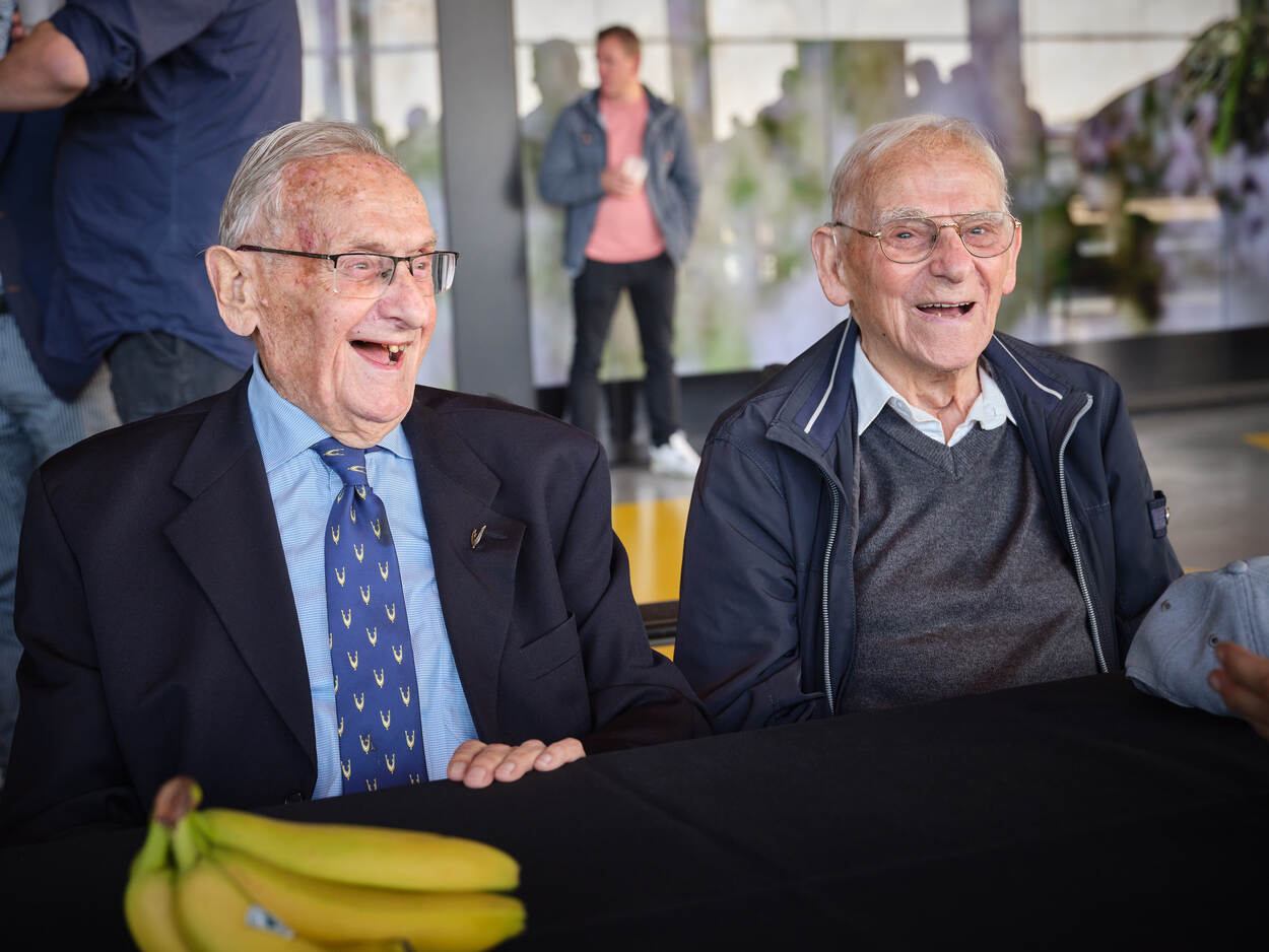 Twee lachende postactieve veteranen naast elkaar.