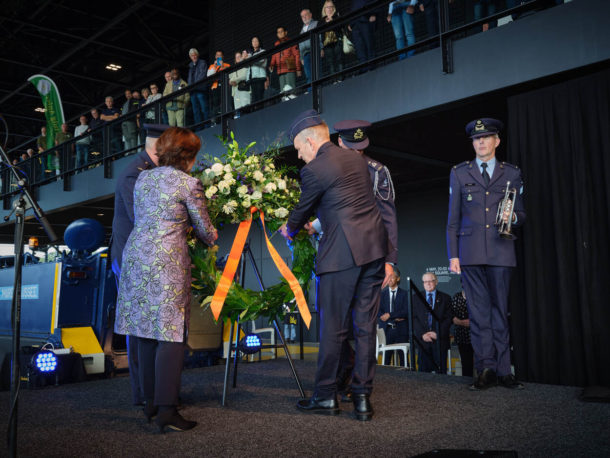 Kranslegging door huidige en toekomstige voorzitter MiLu.