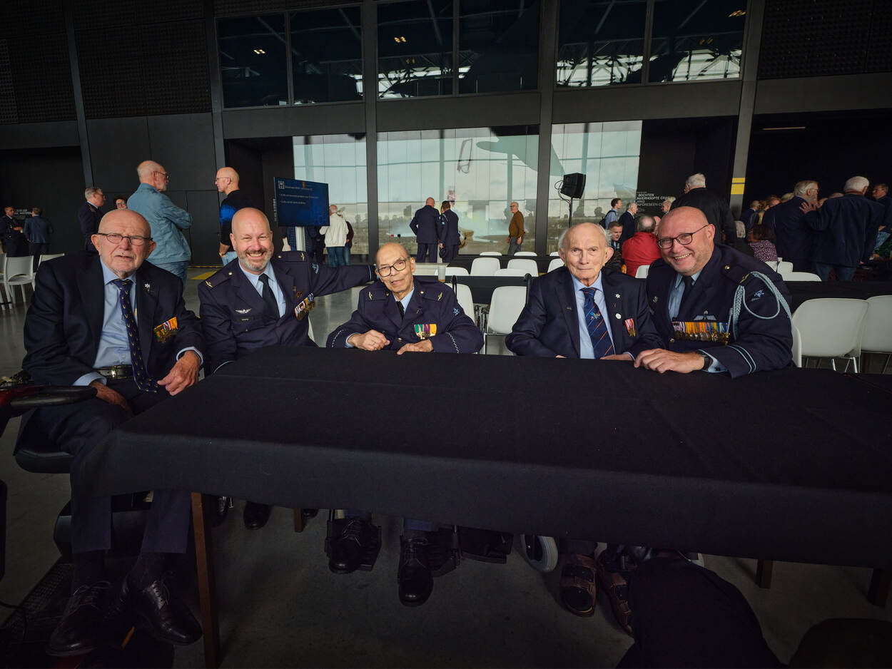 Drie postactieve veteranen van 100 jaar en ouder poseren samen met Plaatsvervangend Commandant Luchtstrijdkrachten generaal-majoor Robert Adang en coördinator veteranen en postactieven kapitein Peter Massop.