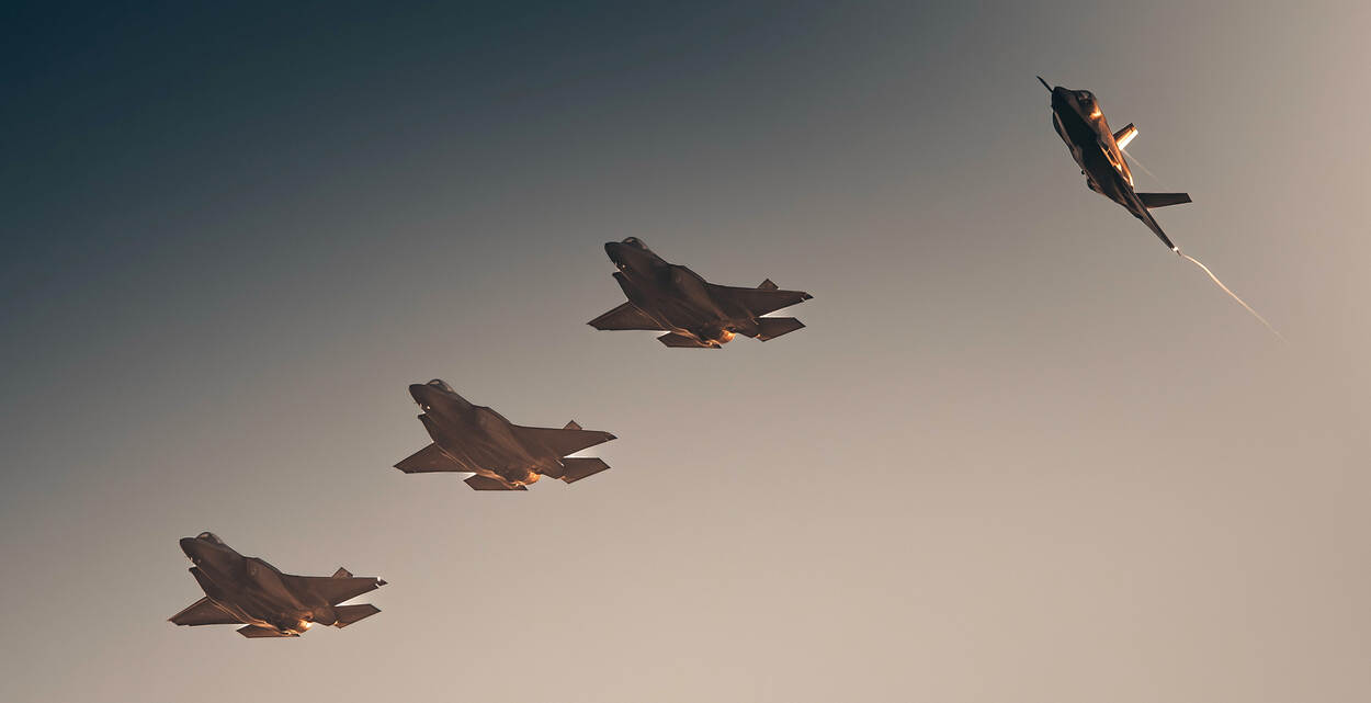 Vier F-35’s in de lucht.