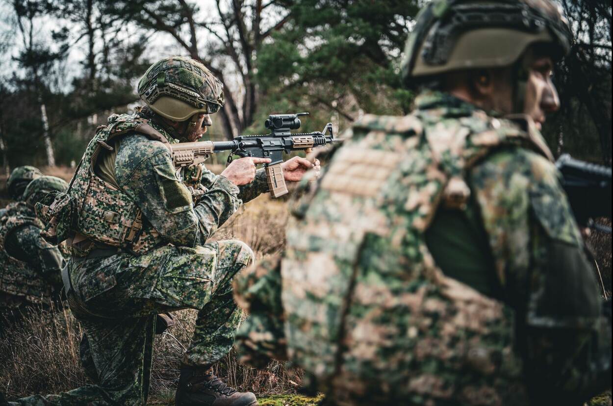 Reservisten tijdens een schiettraining.