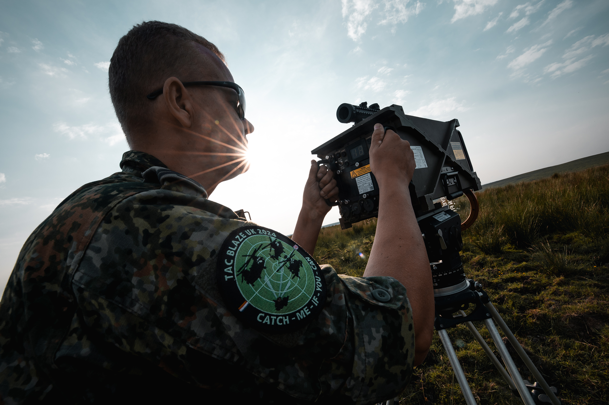 Een reservist tijdens een klus voor de luchtmacht.