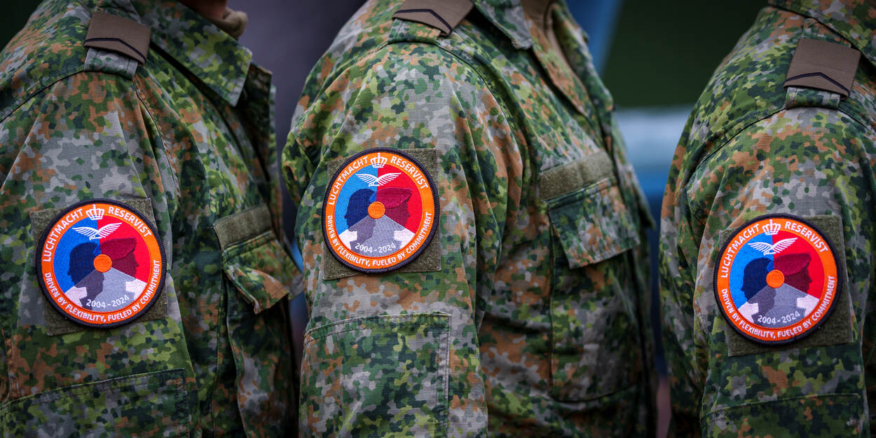 Dit embleem zit op de mouw van het gevechtstenue van de reservist van de luchtmacht.