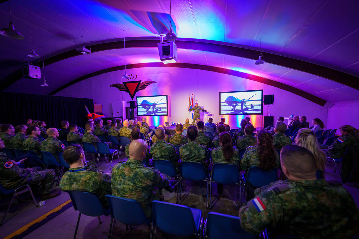 Het 20-jarig bestaan van de Groep Luchtmachtreserve werd gevierd in een hangar op Vliegbasis Gilze Rijen.