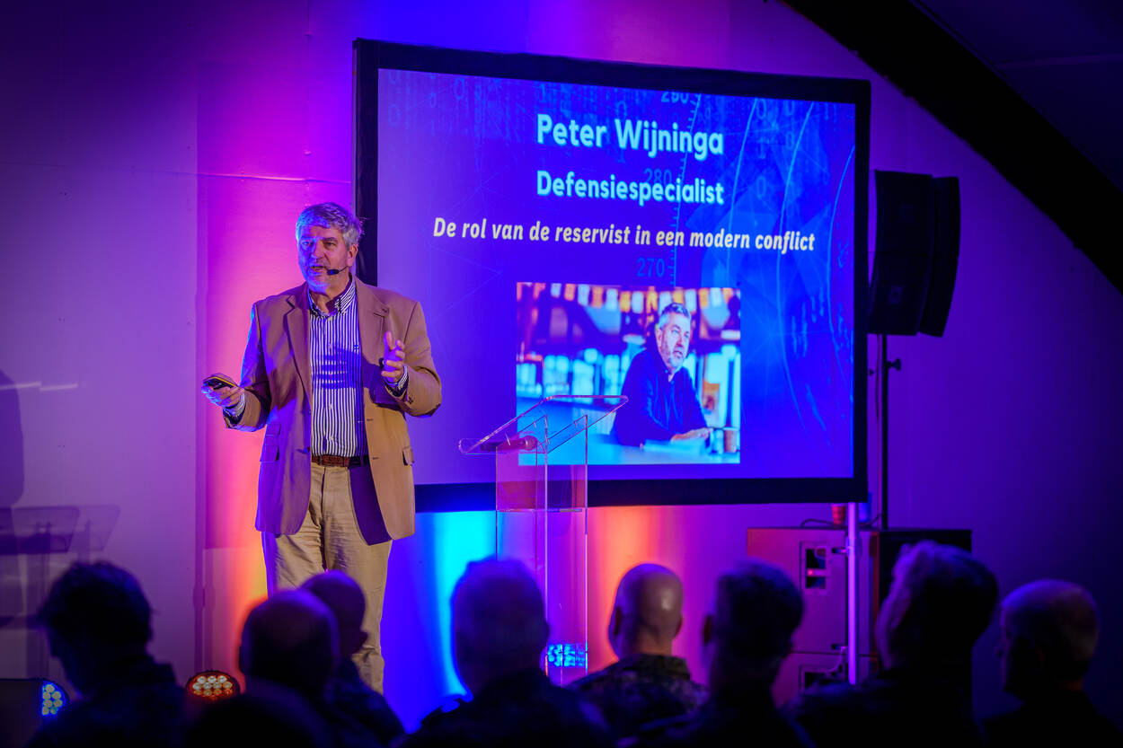 Kolonel buiten dienst Peter Wijninga van The Hague Center for Strategic Studies hield een toespraak.