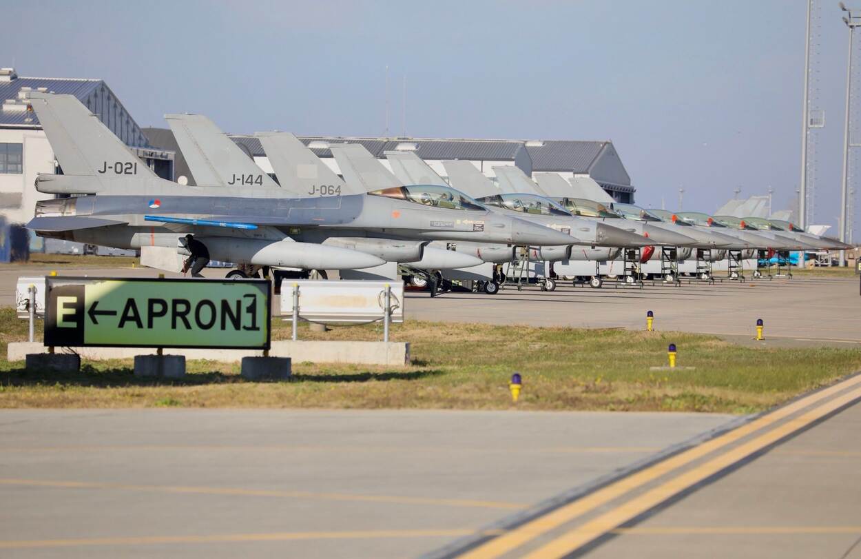 Een rij F-16’s op het platform van het EFTC.