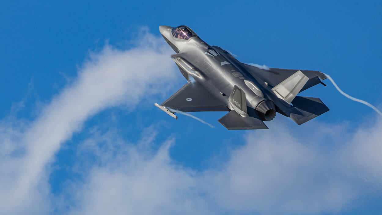 Een bovenaanzicht van een F-35 met boven op de romp, vlak voor de uitlaat de uitbouw waarin een remparachute zit opgeborgen.