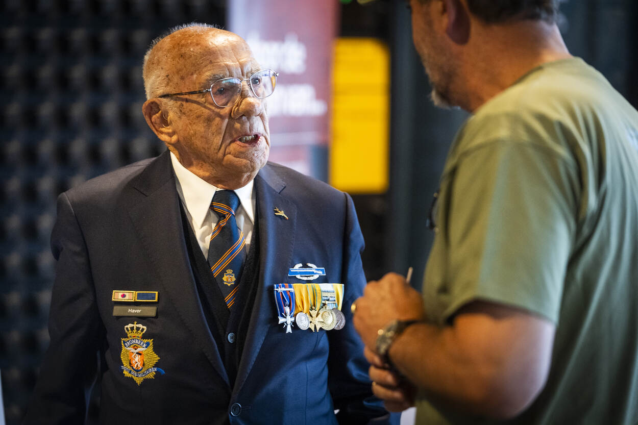 Veteranen praten met elkaar.