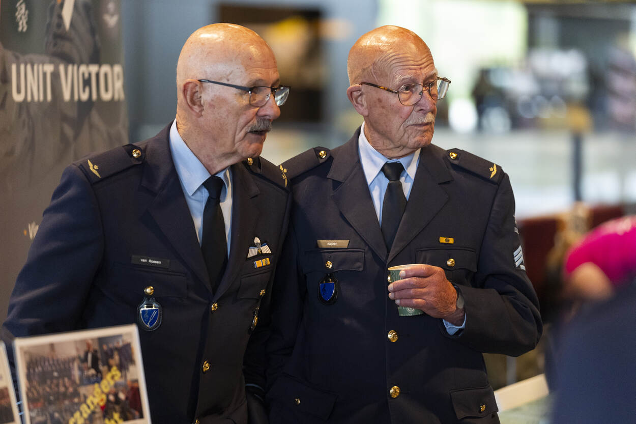 Twee luchtmachtveteranen in uniform naast elkaar.