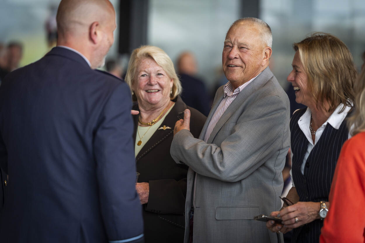 Veteranen praten en lachen met elkaar.
