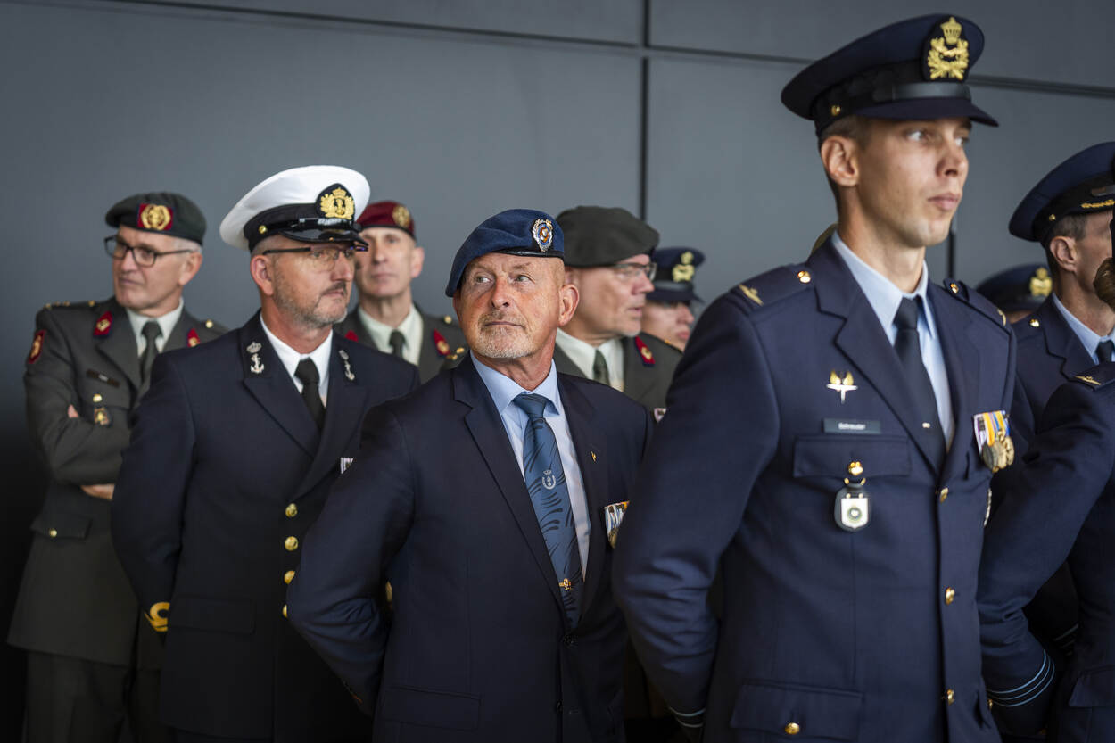 Militairen van landmacht, luchtmacht en marine staan naast elkaar.