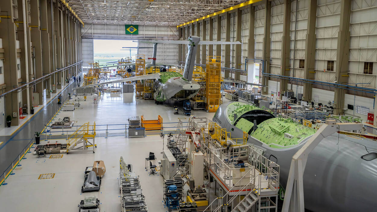 De productielijn van de C-390 met vijf toestellen in diverse stadia van afbouw.