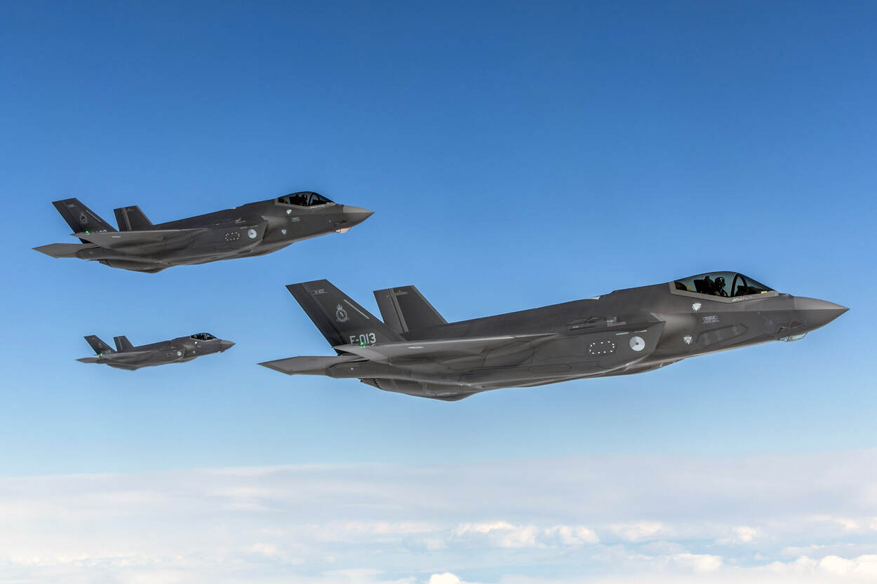 Drie F-35's van de Koninklijke Luchtmacht in de lucht tijdens deelname aan de internationale oefening Red Flag op Nellis AFB nabij Las Vegas.