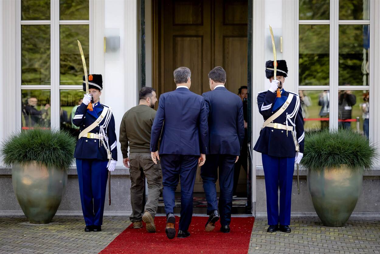 President Zelensky van Oekraine loopt het Ctashuis binnen.