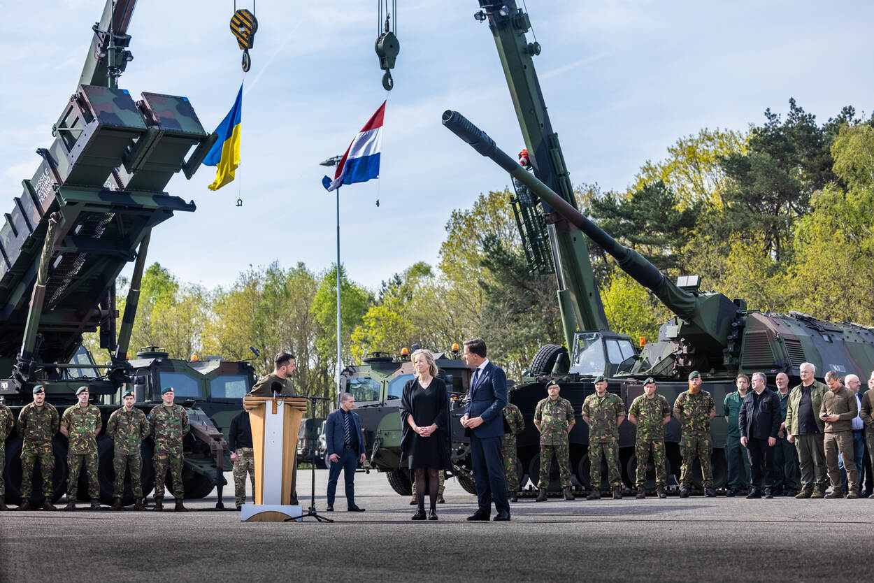 President Zelensky bedankt in Soesterberg Nederlandse militairen voor de steun.