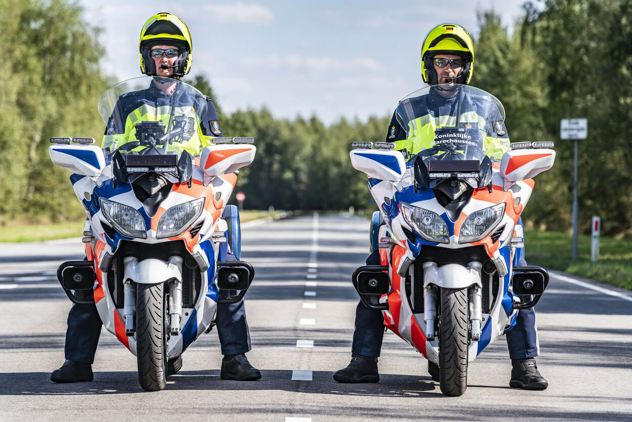 Twee motorrijders van de Marechausee poseren in het nieuwe motorpak.