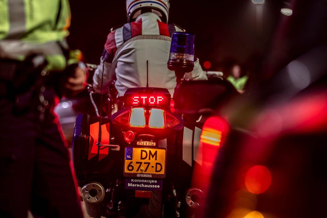 Foto van een motorrijder op de rug.