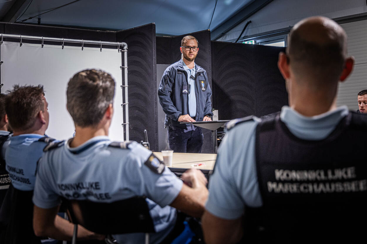 Kerninstructeur Zelfhulp en Kameradenhulp wachtmeester-1 Tim Gerrits heeft de oefening uitgedacht.