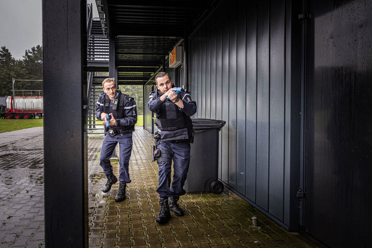 Scenario 1. De collega’s komen op een melding af: er zou geschoten zijn in een hotel. Met rasse schreden naderen ze het gebouw.