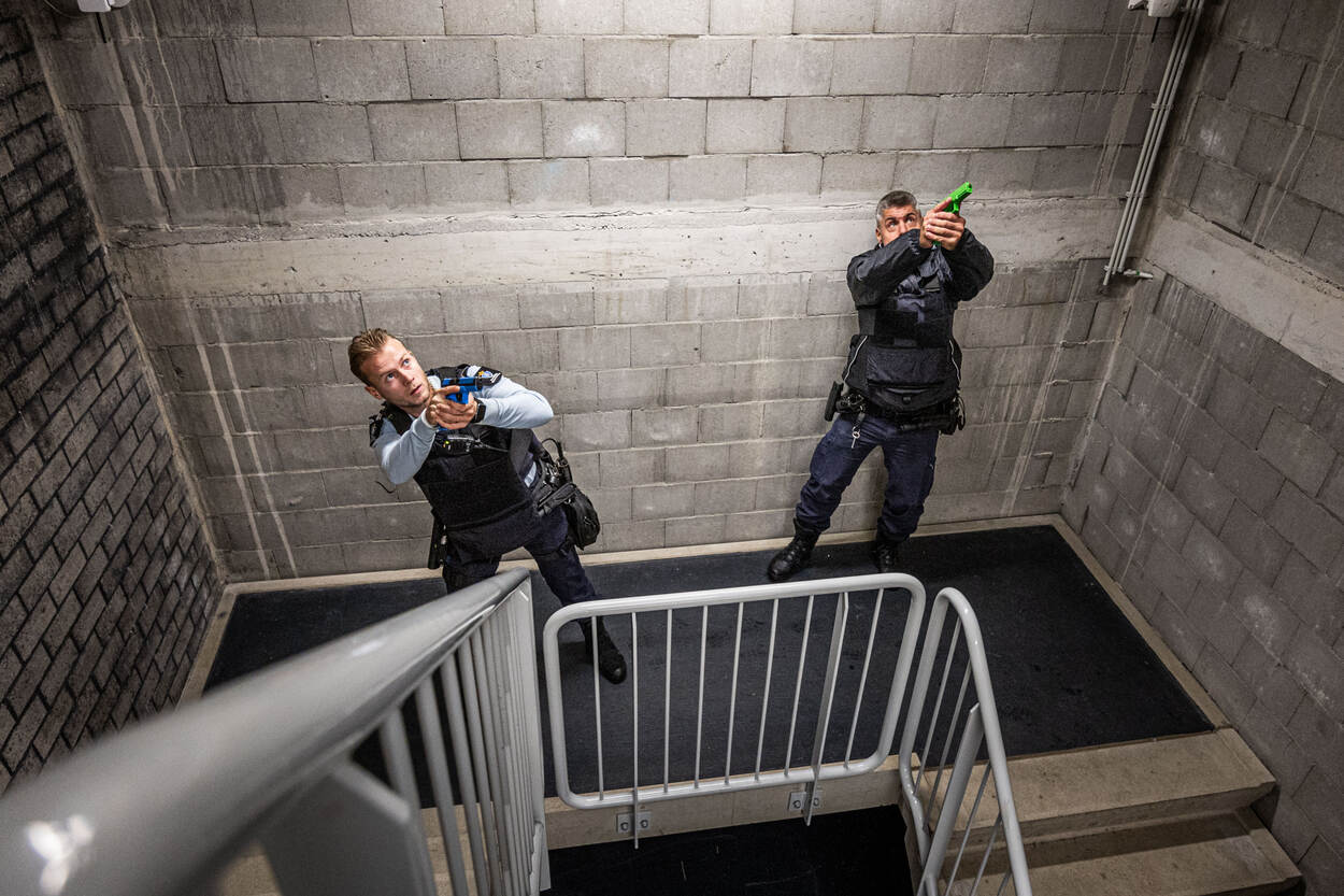 BAM! BAM! Boven in het hotel wordt geschoten en de collega’s gaan via het trappenhuis omhoog om het gebouw ruimte voor ruimte te zuiveren. “Beneden vrij”, “trap is vrij”, communiceren ze onderling, terwijl ze gesprongen voorwaarts gaan.
