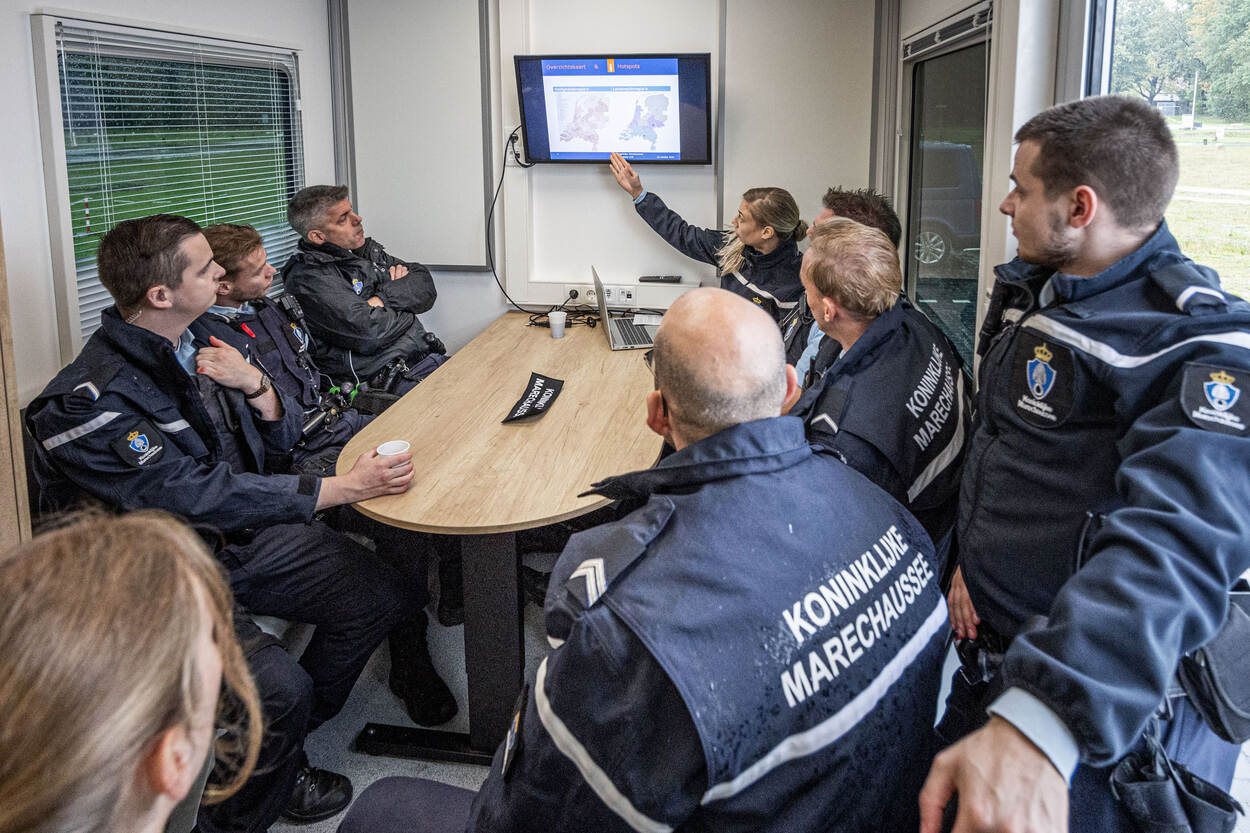 Presentatie over Conflict- en Crisisbeheersing. Het belang van het volgen van de juiste procedures op een plaats delict wordt nog eens onderstreept voor aanvang van het derde en grootste scenario. Daarin worden de rollen van de Officier van Dienst-Politie en de taakcommandanten ingevuld.