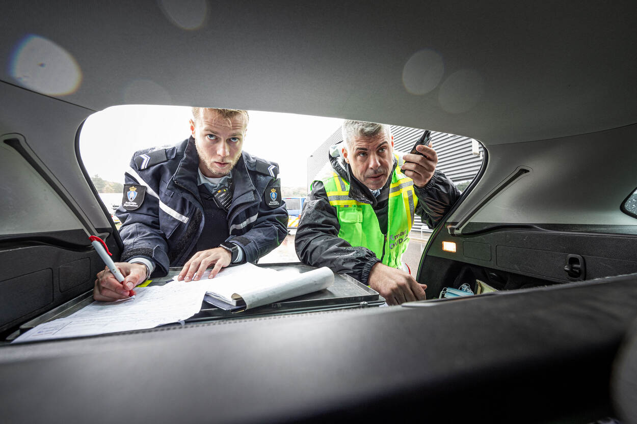 De Officier van Dienst-Politie stuurt de politieprocessen aan op het plaats delict. Hij verdeelt de 7 politietaken onder de collega’s, zoals afzetten, orde handhaven, ontruimen en slachtoffers identificeren om zo het incident tot een goed einde te brengen.