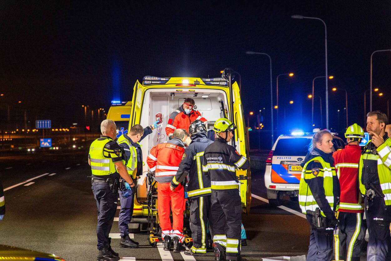 Nieuwsfoto van het verkeersongeluk met hulpdiensten.