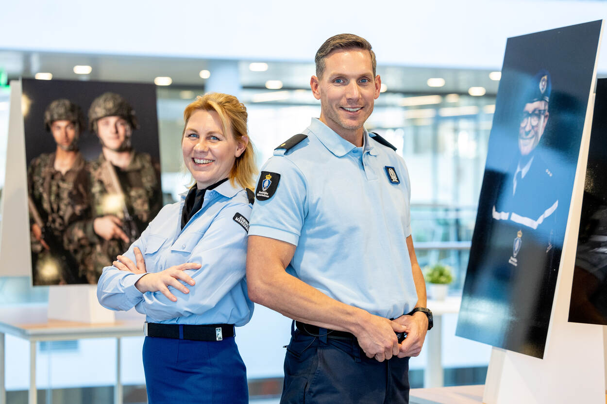 Kapitein Demelza Cannemeijer-Goossens en adjudant Ruud Verweij tussen foto’s van collega’s.