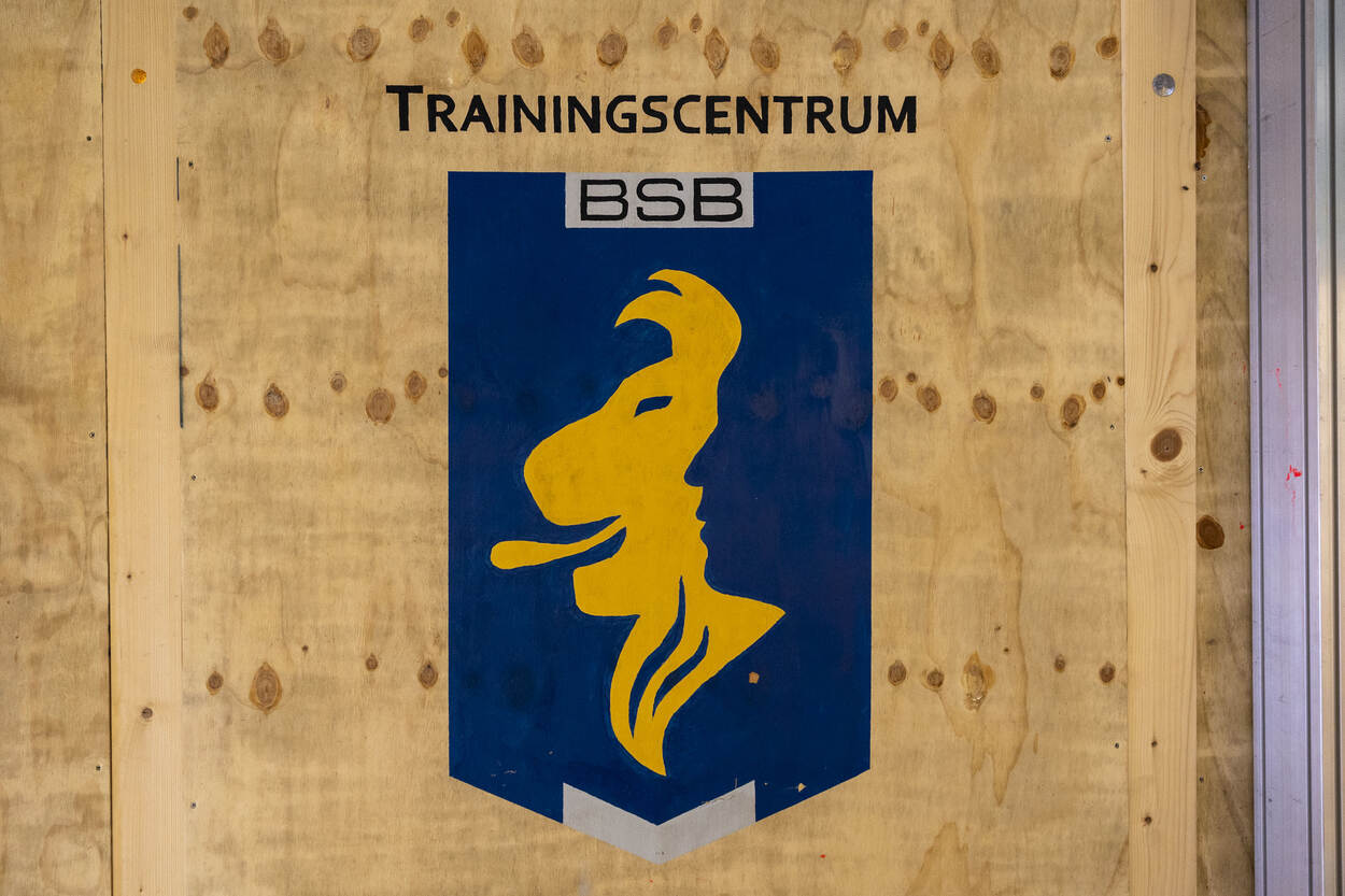Bord met logo van het BSB Trainingscentrum.
