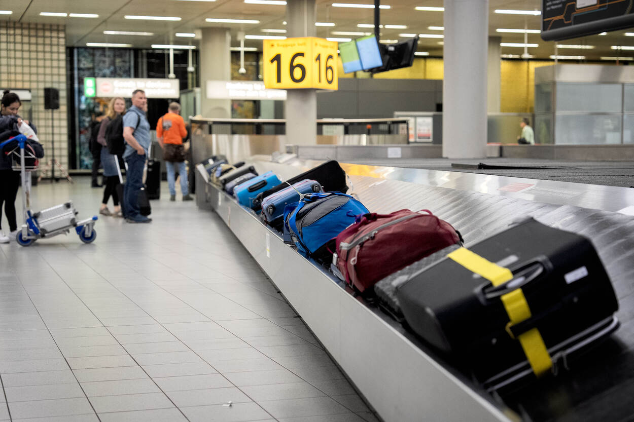 Koffers op de band op Schiphol