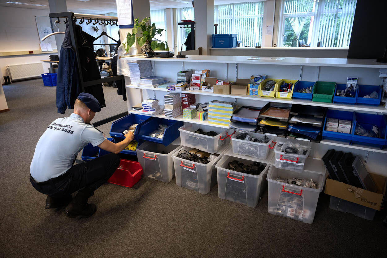 Machiel checkt op kantoor een kast vol met spulletjes die collega’s gebruiken: van pen en papier tot spreeksleutels voor de boordradio in een voertuig.