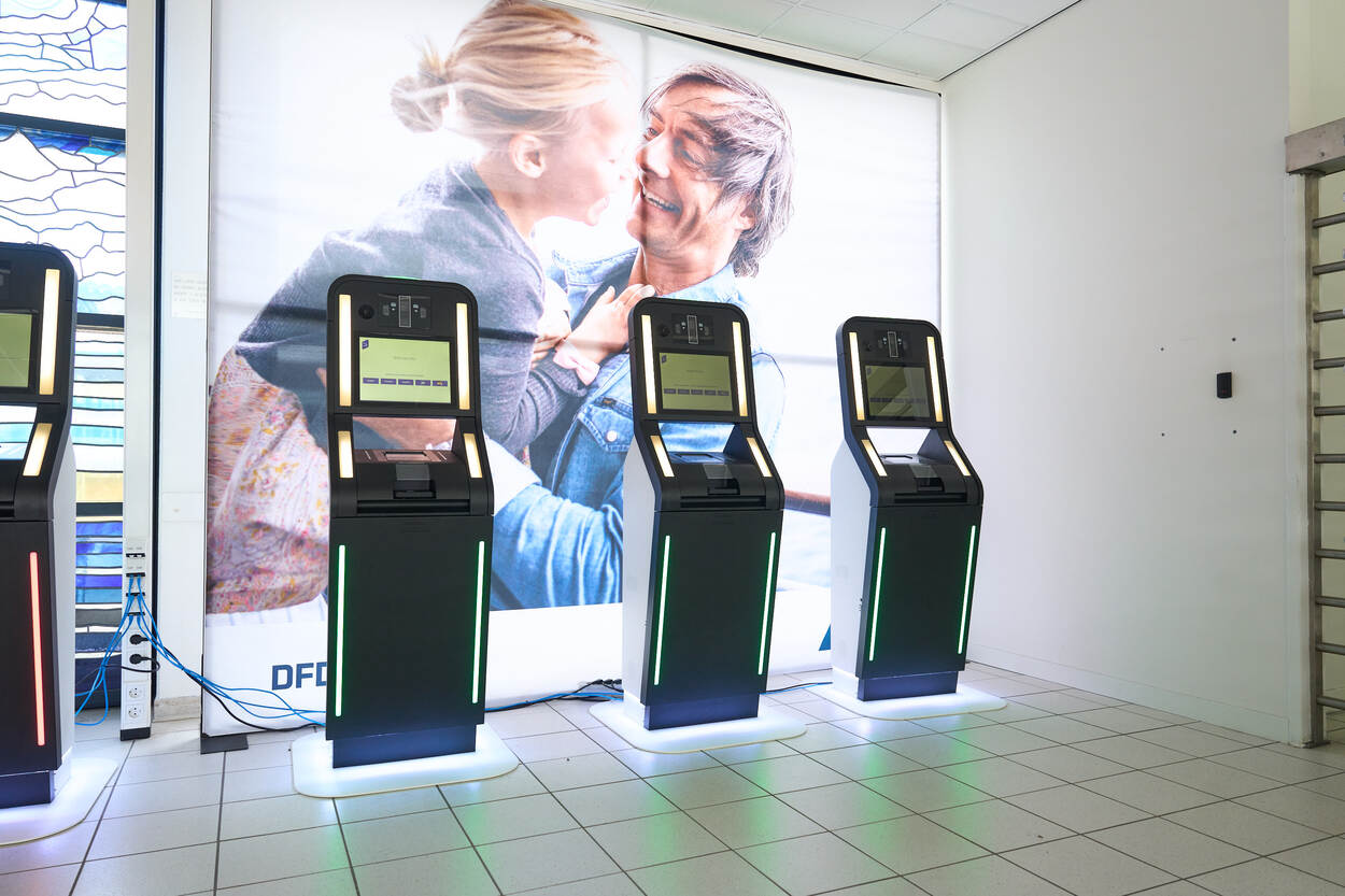 Drie zogeheten kiosken van het Entry/Exit System op een rij bij de ferry in IJmuiden.