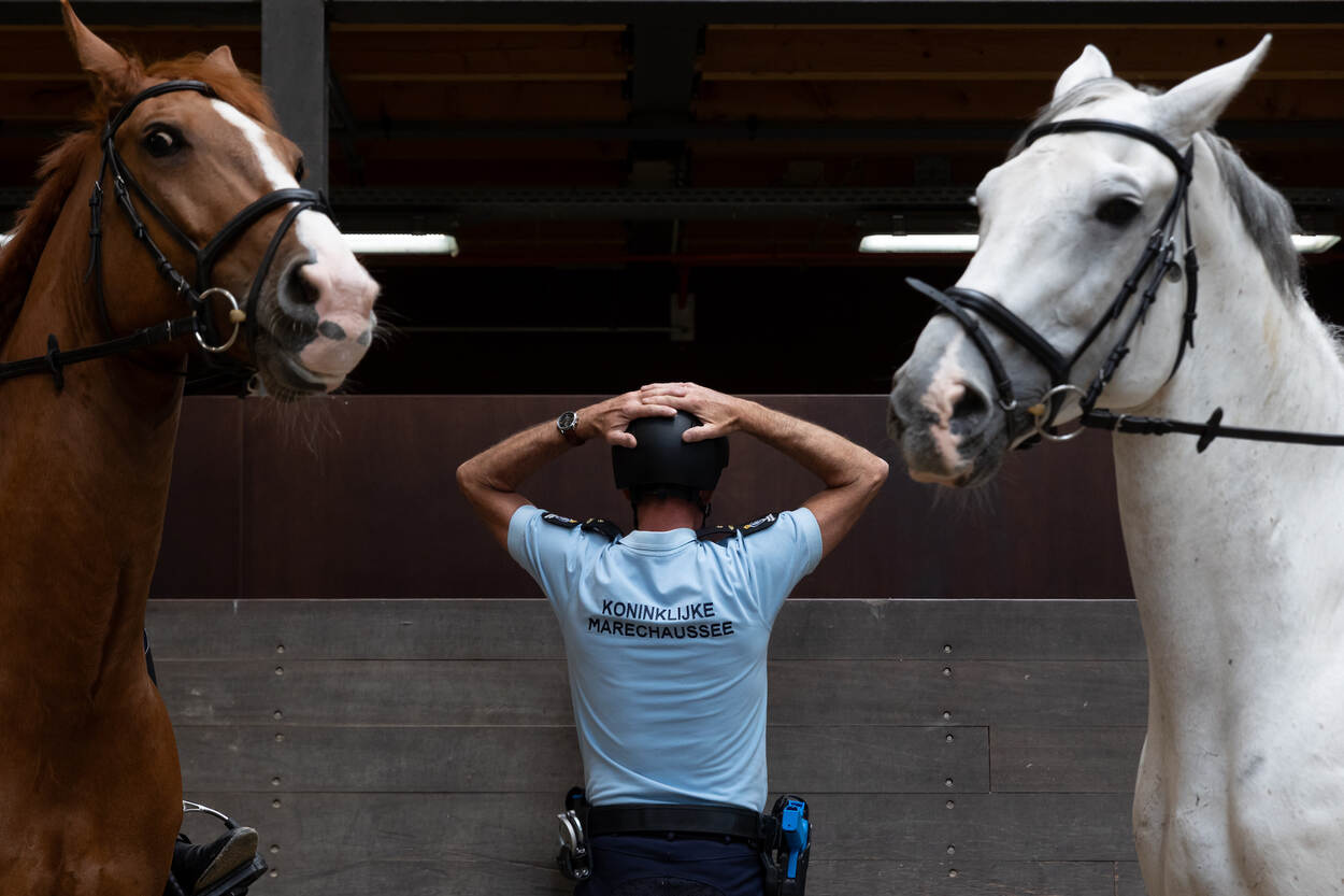 Als onderdeel van de training is iemand, gespeeld door een marechaussee, aangehouden en wacht totdat hij geboeid wordt.