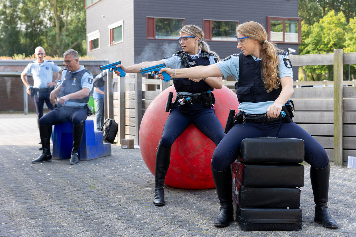 Marechaussees zitten op fitnessballen en andere spullen om het gebruik van hun vuurwapen te oefenen terwijl ze in onbalans zitten.