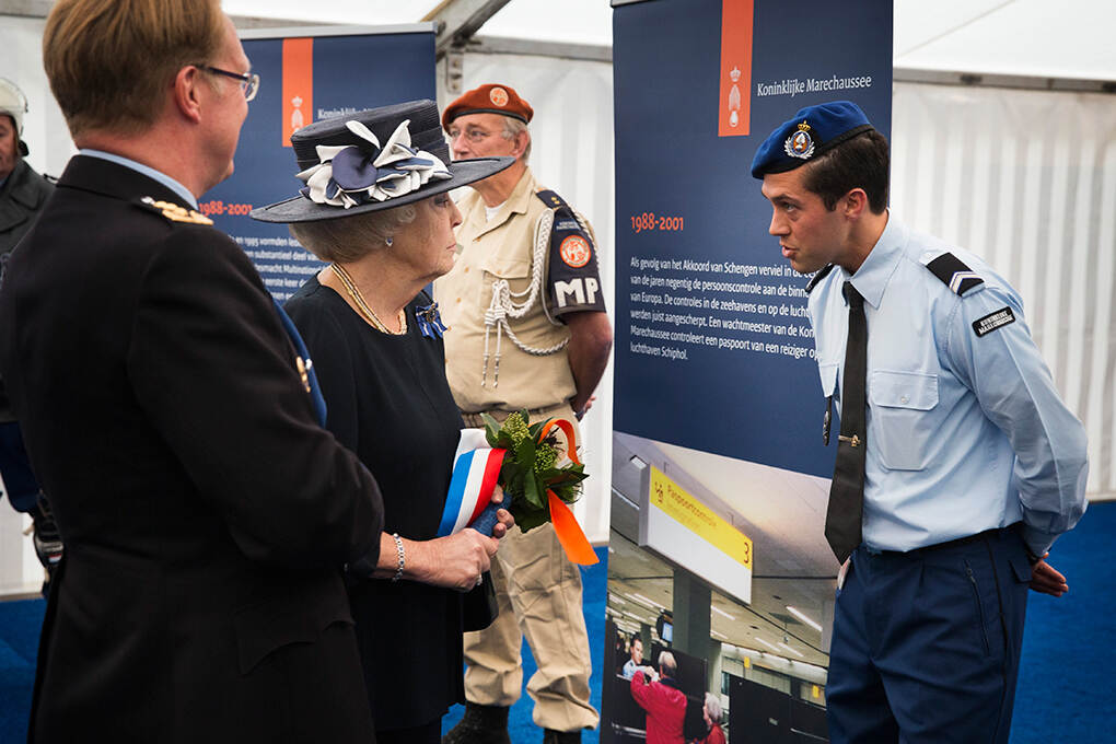 Prinses Beatrix bezoekt jarige Marechaussee.