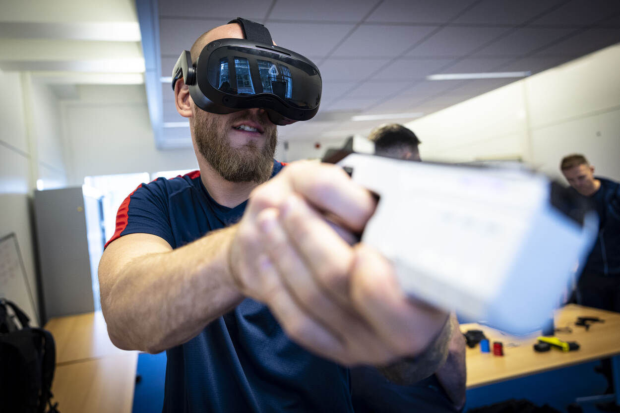 IBT’er experimenteer met VR-bril en stroomstootwapen.