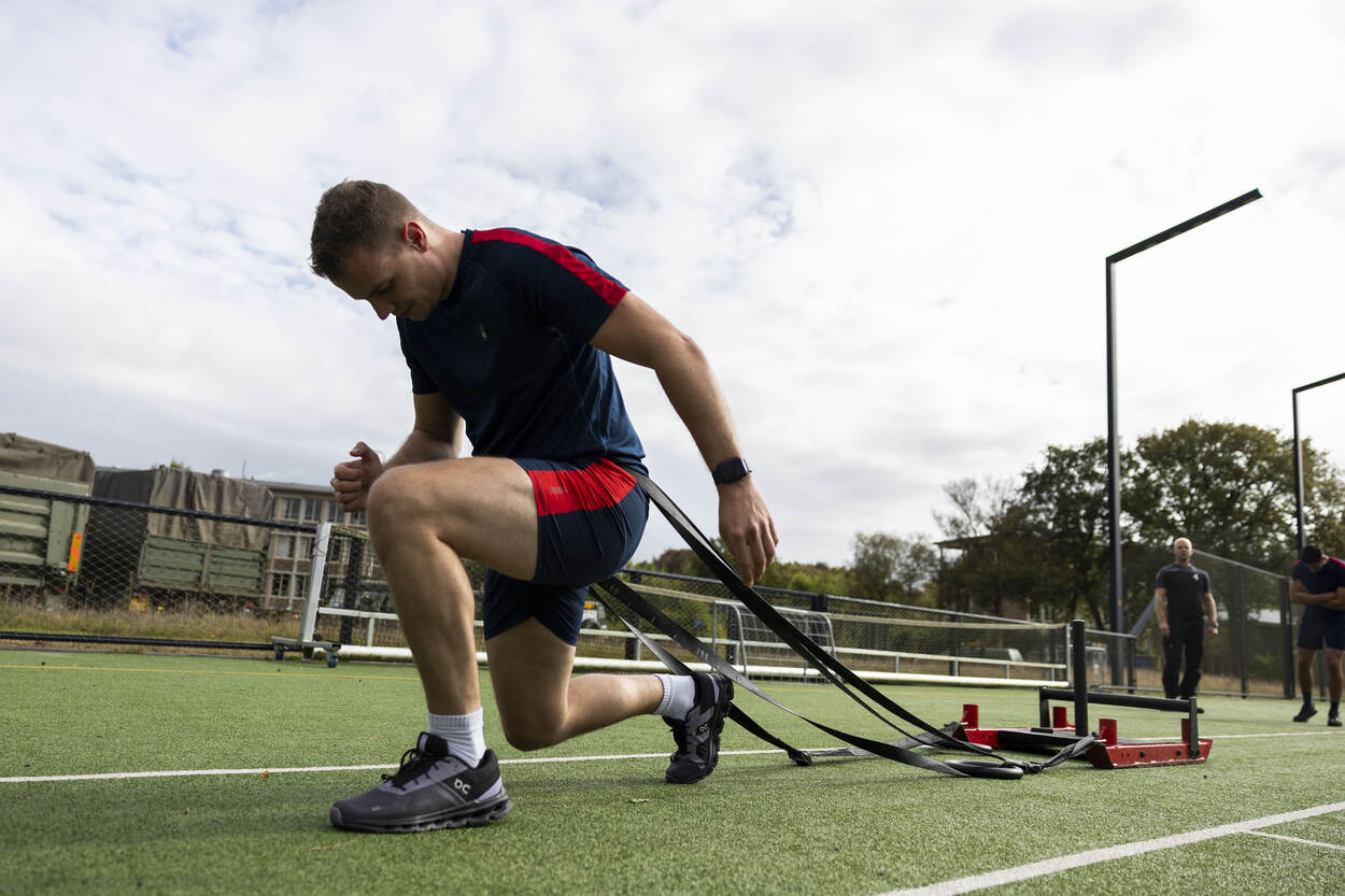 Sportinstructeur van de Marechaussee.