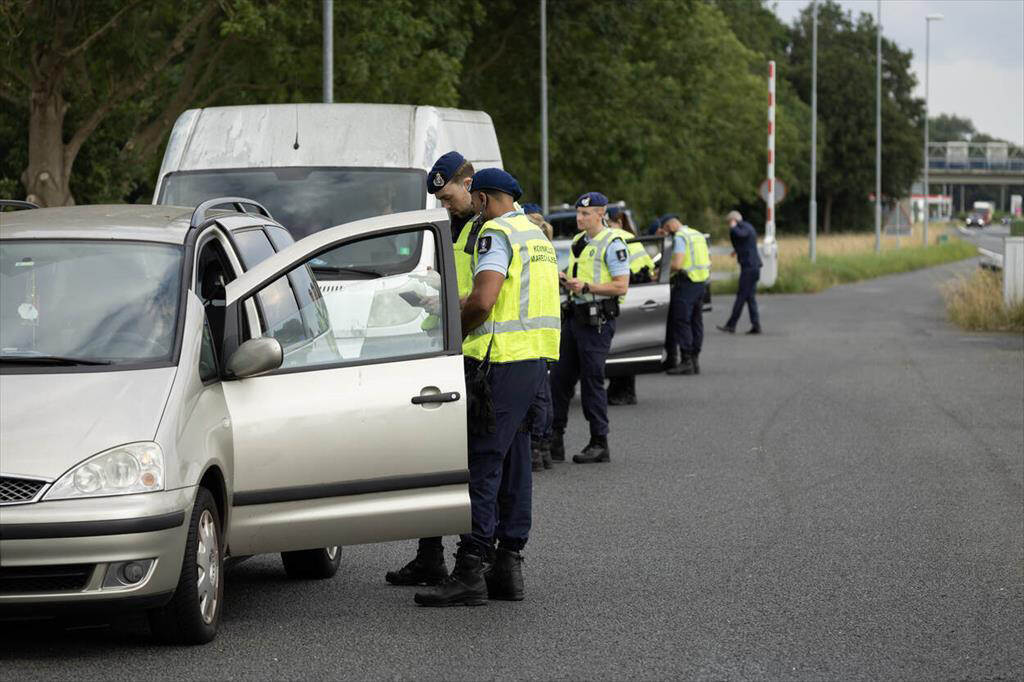 Marechaussees voeren grenscontroles uit.