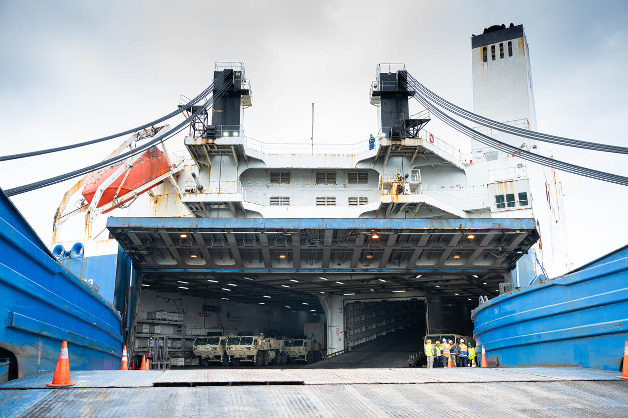 Schip met Amerikaans materiaal in de haven van Vlissingen