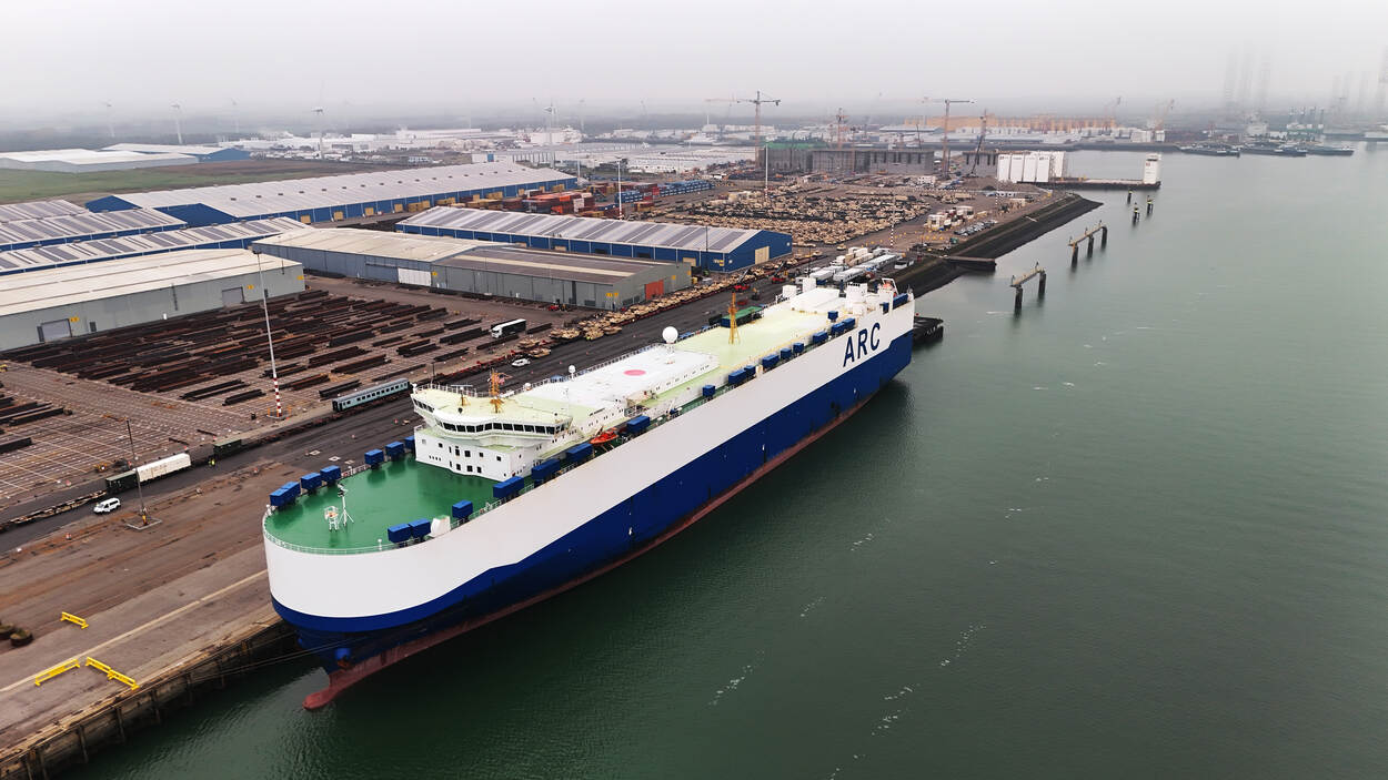 Schip dat voertuigen naar Nederland heeft gebracht, aan de kade in Vlissingen