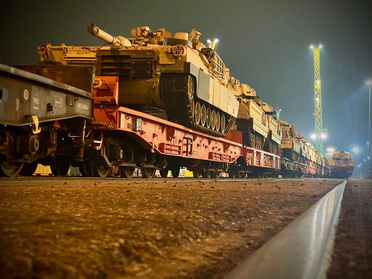 Een tank van het Amerikaanse leger op een trein in Vlissingen