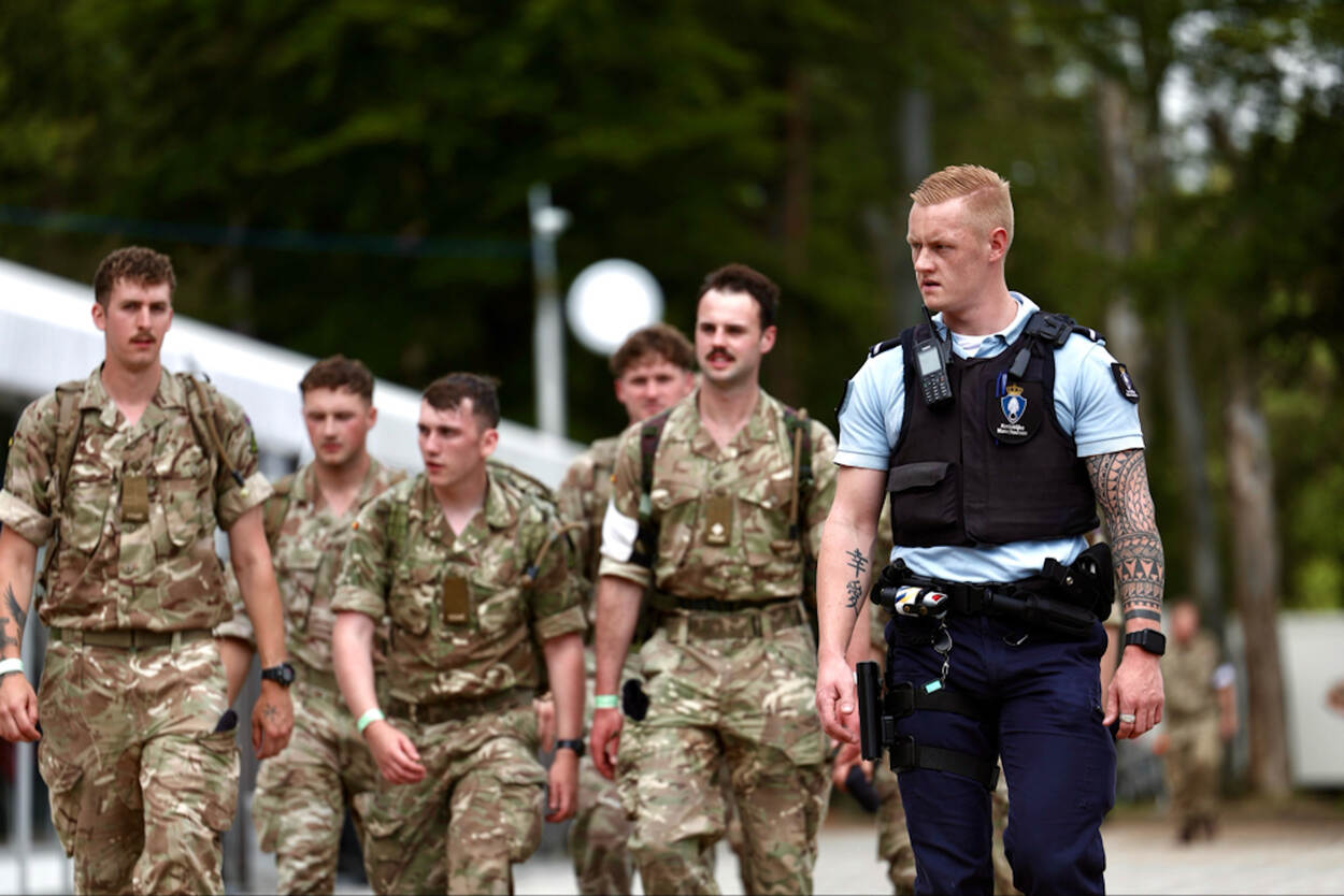 Marechaussee loopt over Kamp Heumensoord tussen internationale militairen.