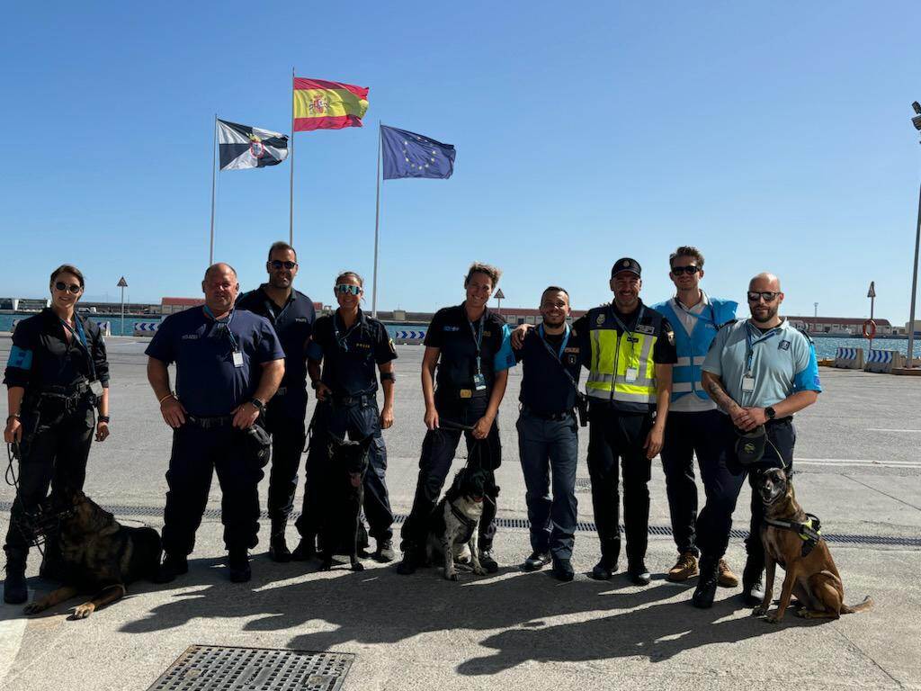 Groepsfoto van opperwachtmeester Thijs met zijn internationale collega’s en hun honden.