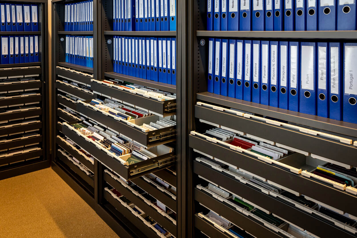 Naast paspoorten staat de onderzoeksruimte ook vol met multomappen vol informatie over de identiteitsdocumenten uit allerlei landen.