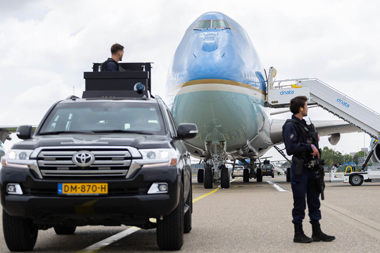 Een GBB-collega staat in zijn auto voor Air Force One.